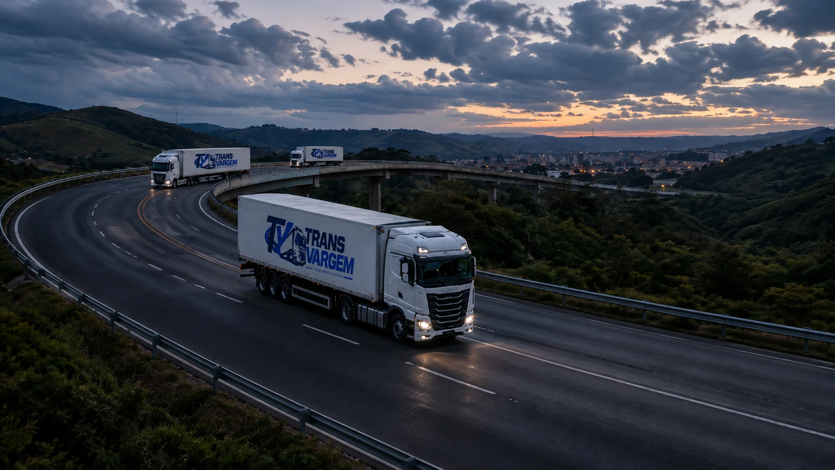 Frota da TransVargem em viaduto rodoviário ao entardecer, a caminho de entregas em São Paulo